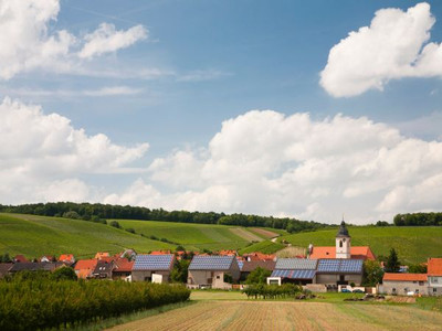 Dorf mit Solardächern