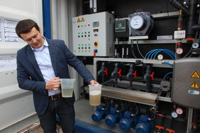 Paul Bauer - Geschäftsführer der Flexbio Technologie GmbH vor der Aufbereitungsanlage (Quelle: Prof. Loewen/ Fachgebiet Nachhaltige Energie- und Umwelttechnik NEU Tec)