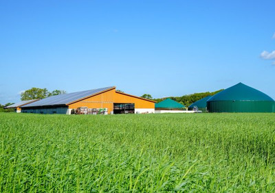 Biogasanlage mit einem Wirtschaftsgebäude, Quelle: countrypixel-stock.adobe.com